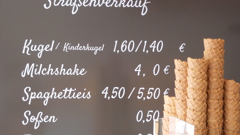Gestaffelte Preise: Eine Kugel Eis kostet bei dieser Eisdiele in Gera 1,60 Euro, die Kinderkugel 1,40 Euro. Im Zentrum von Dresden und Jena werden bereits zwei Euro verlangt.