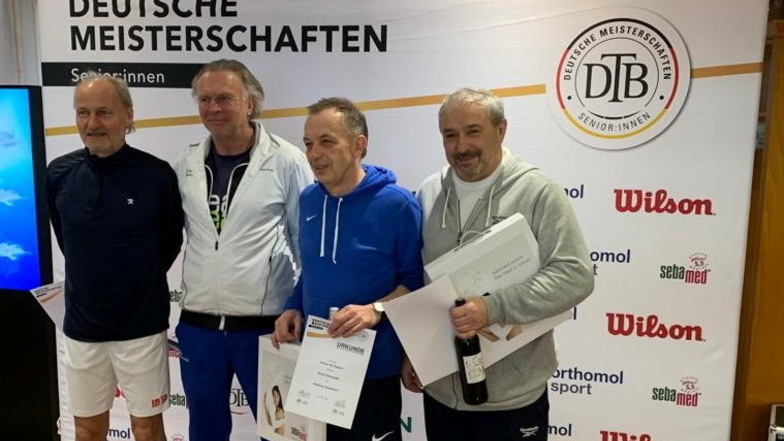 Die Waldheimer Tennisspieler Ernst Schneider 2.v.r. und Andreas Naumann (rechts) sicherten sich bei den Deutschen Meisterschaften in Essen den Titel der Altersklasse 65 im Doppel.