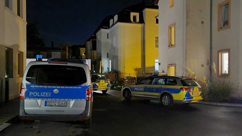 Im Dresdner Stadtteil Cossebaude hat die Polizei am späten Samstagabend Drogen gesucht - und gefunden.