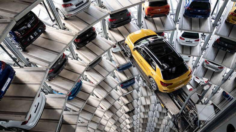 Ein Volkswagen T-Roc steht auf einer Hebebühne in einem Autoturm auf dem Werksgelände von Volkswagen in Wolfsburg. Die Nachfrage nach Autos ist in der Corona-Krise eingebrochen.