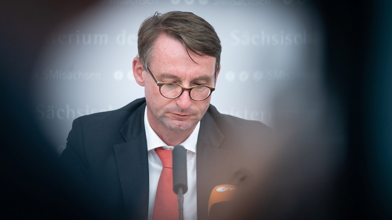 Lange hielt ihn der Ministerpräsident, im April dann wurde Innenminister Roland Wöller aus dem Amt entlassen.