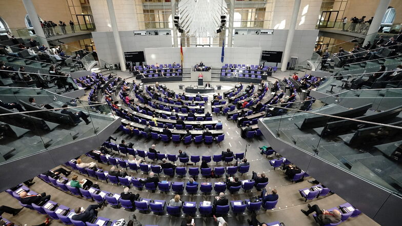 Blick in den Bundestag.: Die AfD macht im Streit um die Maskenpflicht einen Rückzieher.