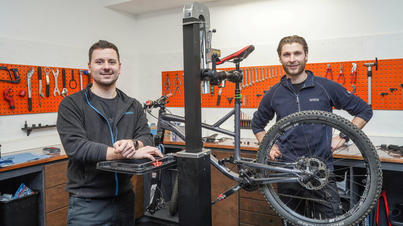 Robert Heinze (links) und Max Noack haben in Bautzen die "Räderei", ein Fahrradgeschäft mit Werkstatt, eröffnet. Mitten im Lockdown.