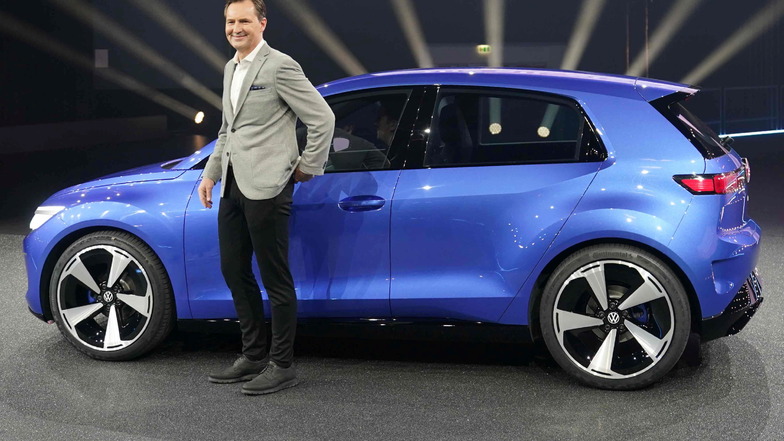 Thomas Schäfer, Vorstandsvorsitzender der Marke Volkswagen Pkw, mit der im März 2023 vorgestellten Elektro-Kleinwagen-Studie ID.2all. 2027 soll ein noch kleinerer Wagen folgen.