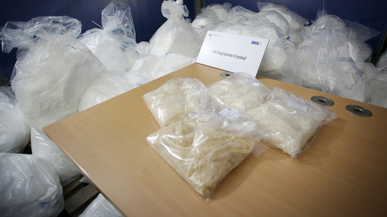Diese Tüten mit Crystal und Säcke mit dem Crystal-Grundstoff Chlorephedrin wurden im November 2014 beschlagnahmt - damit begann der Fall, in dem der Oberstaatsanwältin Rechtsbeugung vorgeworfen wird.