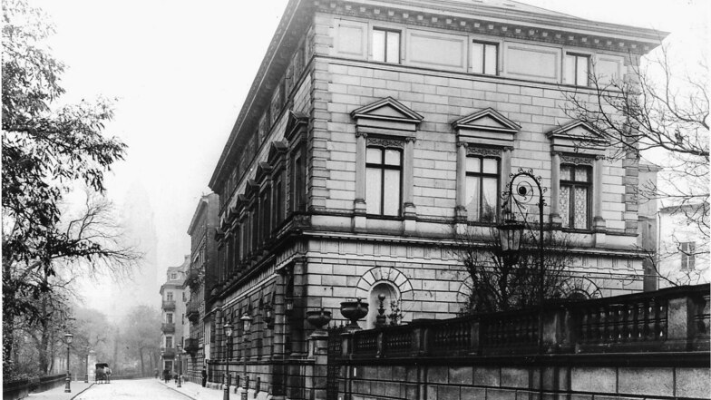 So sah das Palais Oppenheim an der Bürgerwiese vor der Zerstörung 1945 aus. Im Hintergrund ist der Rathausturm erkennbar.