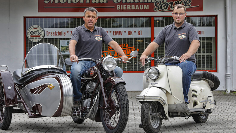 Gerd Bierbaum und sein Sohn Markus (r.) mit zwei DDR-Zweiradlegenden: Einer Touren-Awo mit Beiwagen und der IWL-Roller "Berlin".