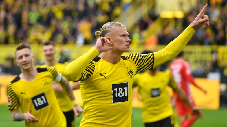 Dortmunds Stürmer Erling Haaland jubelt über seinen Treffer zum 2:0.