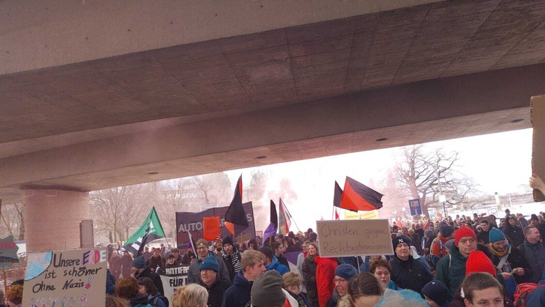 Die Demonstranten laufen durch Dresden.