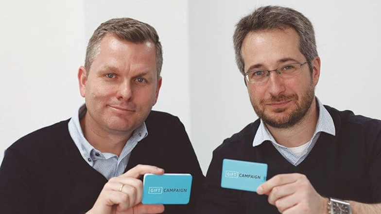 Mit nur einem USB-Stick begann 2014 die Erfolgsgeschichte von Gift Campaign der spanischen Startup-Gründer Diederik de Koning (l.) und Oriol Badia (r.).