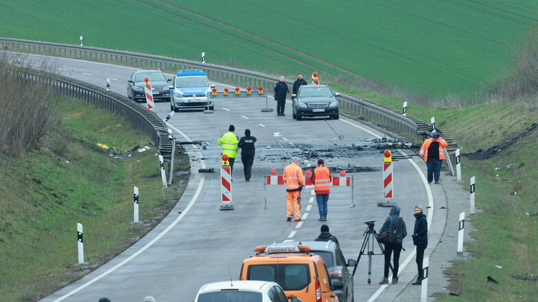 Die Ermittlungen nach einem Unfall mit sieben Toten in Thüringen dauern an.