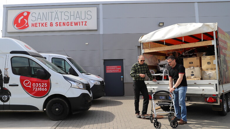 Für die Spenden aus dem Lager von Hetke und Sengewitz reichte der Transporter nicht. Hier Uwe Anke (l.) und Andreas Hetke beim Einladen.