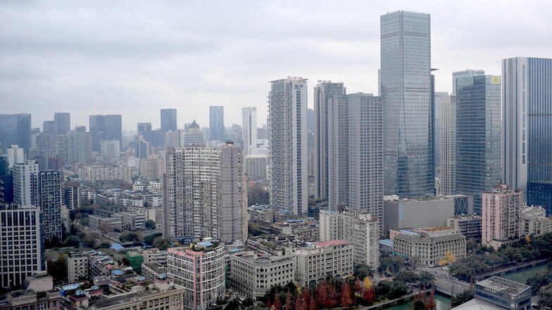 Eine Gesamtansicht der Skyline von Chengdu. Nach knapp drei Wochen ist der Lockdown in der 21 Millionen Einwohner zählenden chinesischen Metropole aufgehoben worden.