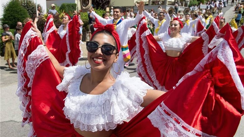 Tänzer aus Kolumbien hatten die weiteste Anreise zu dem Festival nach Crostwitz. Sie spielten nicht nur am Sonnabendabend auf einem der Höfe des Ortes, sondern nahmen auch am Festumzug teil.