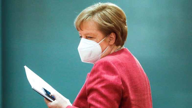 Bundeskanzlerin Angela Merkel (CDU) macht erneut deutlich: Sie fährt in der Corona-Politik einen vorsichtigen Kurs.