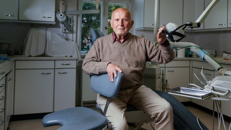 Der Weixdorfer Hans-Christoph Gaitzsch, 86 Jahre alt, in seiner seit Oktober geschlossenen Zahnarzt-Praxis.