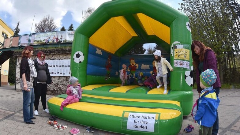 Anlässlich 25Jahre Kiez Querxenland gibt es auch eine Jubiläumshüpfburg für die Kinder.