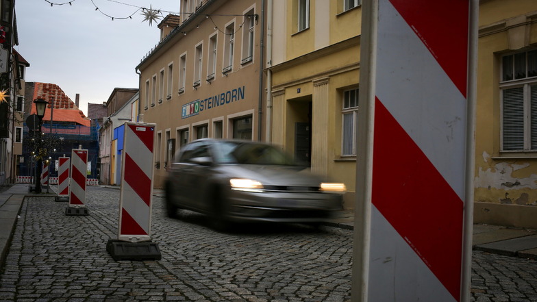 An der Rosa-Luxemburg-Straße in der Kamenzer Altstadt sind bereits seit Mitte Dezember sämtliche Parkplätze gesperrt. Das sorgt für viel Ärger.