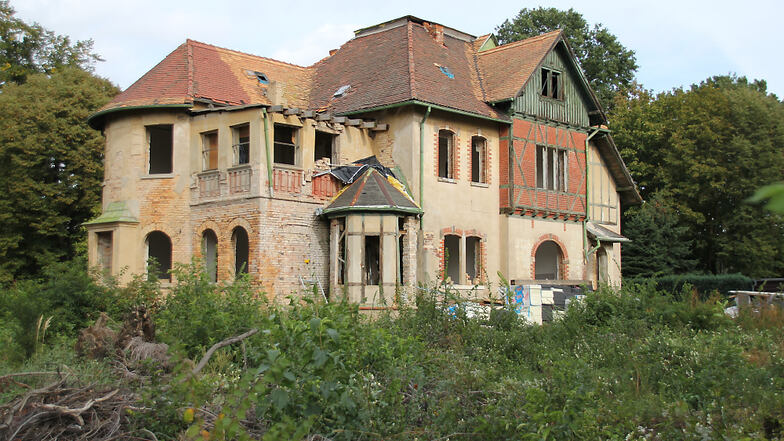 Die sogenannte Häringvilla in Bernsdorf schien viele Jahre lang dem Verfall preisgegeben zu sein. Nun sieht es so aus, als habe die Sanierung begonnen.