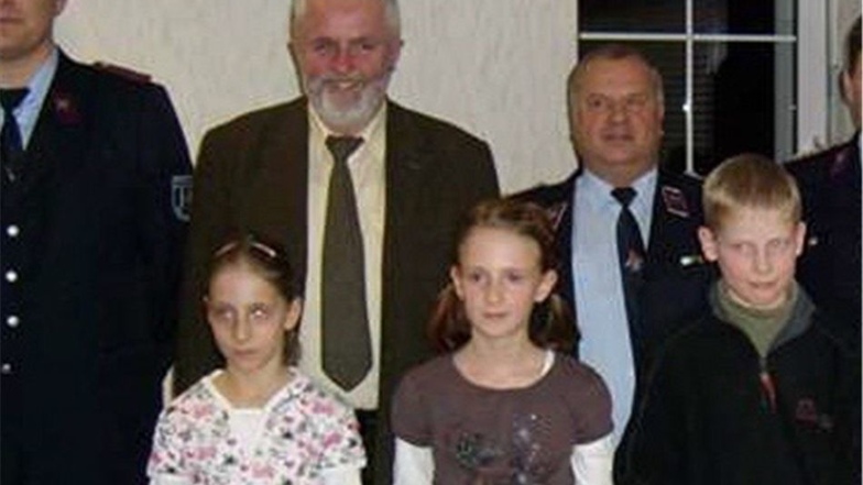 Bei der Gründung der Jugendfeuerwehr 2009 ist auch Bürgermeister Horst Brückner dabei gewesen. Jana und Luise haben jede eine Urkunde bekommen.