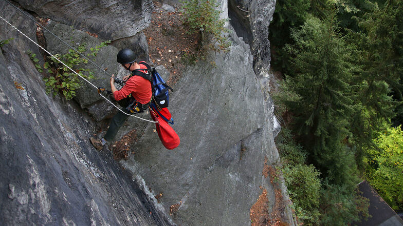 Ein geologischer Gutachter prüft die Felsformation über der Amselfallbaude in der Sächsischen Schweiz.