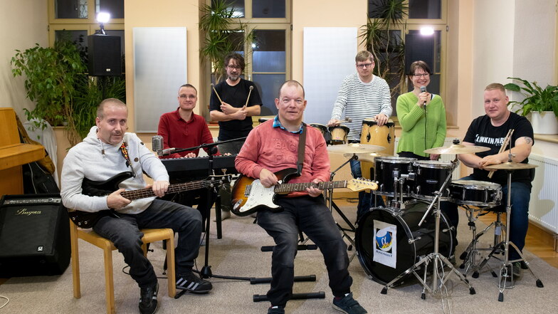 Sie proben und musizieren gemeinsam (v.l.): Robert Sterlinsky, Volker Bönsch, Bandchef Marco Pfennig, Danilo Richter, Maximilian Seebach, Jasmin sowie Danilo Rausch.