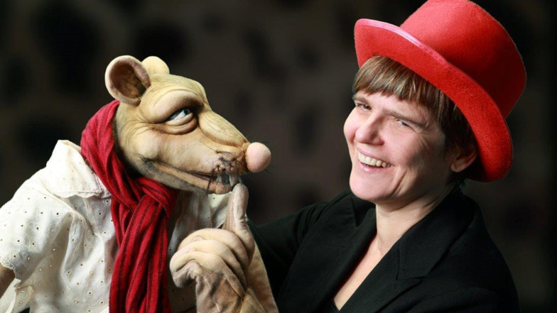 Puppenspielerin Cornelia Fritzsche ist mit dem Programm „Rattenscharfe Weihnacht“ bekannt geworden. 2016 erhielt sie den Dresdner Satire-Preis. Jetzt kommt sie nach Radeberg.