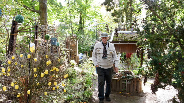 Fritz Hundt in "seinem" Hundtschen Park, der zum Treffpunkt für viele Bewohner aus dem Wohngebiet und Gäste aus dem In- und Ausland geworden ist.