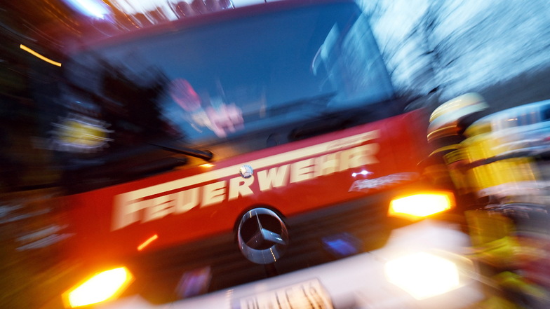 42-jähriger Autofahrer kracht mit Feuerwehrauto zusammen