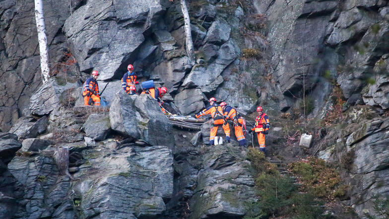 Rettungskräfte bergen im Erzgebirge den Leichnam einer Frau.