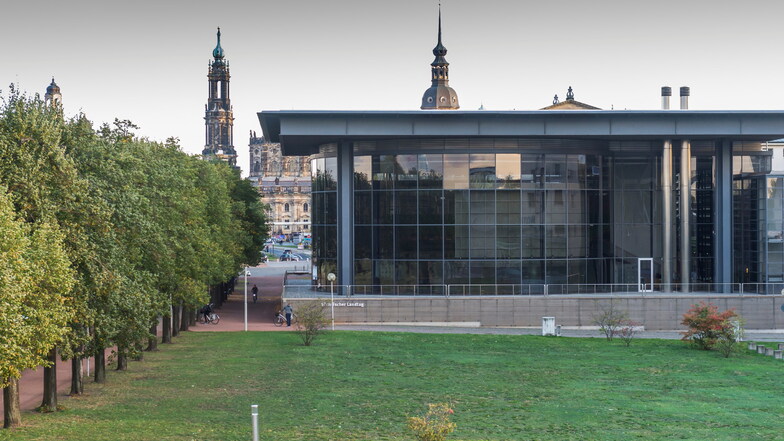 Das alte Landesfinanzamt in Dresden wurde nach der Wende um diesen Glasanbau erweitert - heute Sitz des Sächsisches Landtages.
