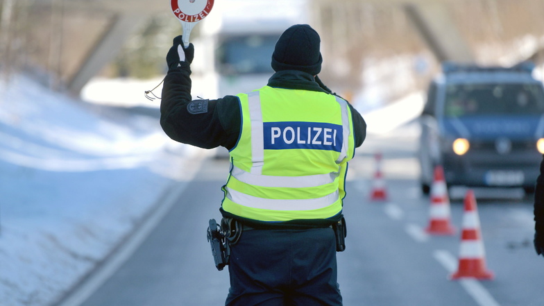 Bundespolizisten kontrollieren am Transit-Grenzübergang in Neugersdorf jedes aus Tschechien einreisende Fahrzeug.