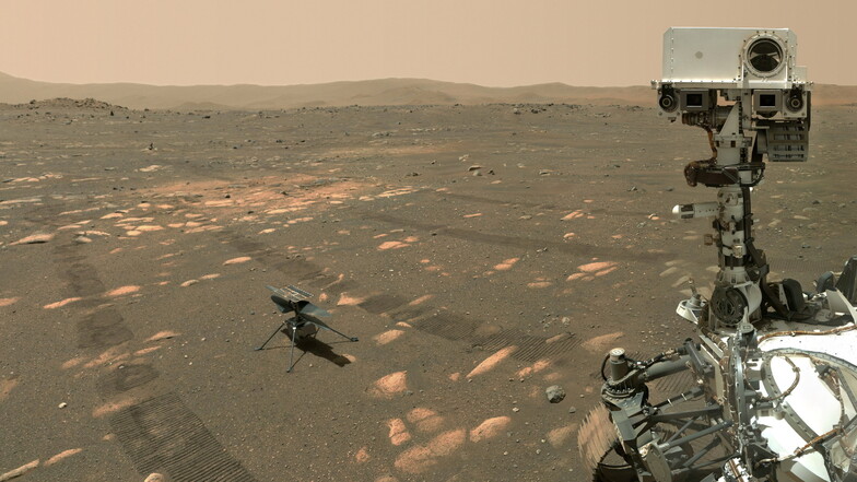 Mars-Rover macht Selfie mit Hubschrauber