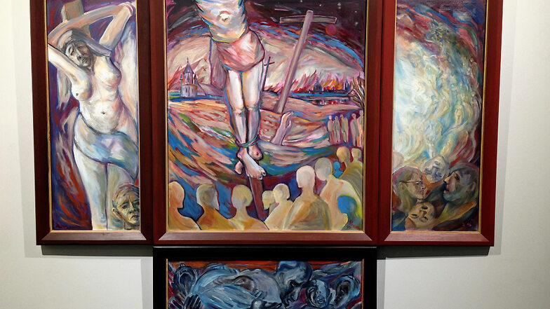 Triptychon von Karl-Heinz Hochstädt, wie es bis 26. Januar in der KulturFabrik zu sehen ist, ehe es seinen Platz in der Dauerausstellung „Flucht und Vertreibung“ in der Energiefabrik Knappenrode findet.