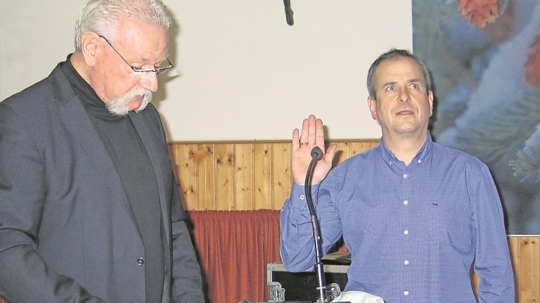 Der dienstälteste Schleifer Gemeinderat Wolfgang Goldstein (links) nahm dem neuen Bürgermeister Jörg Funda den Amtseid ab.