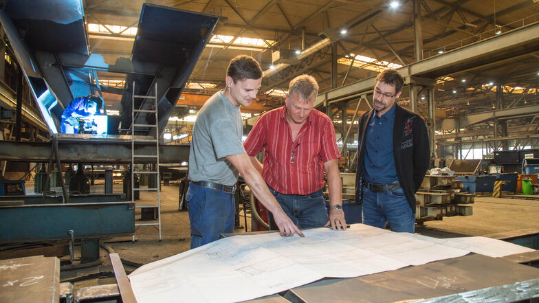 Ein Bild vom August 2019: Der technische Geschäftsführer Robert Unger (rechts), Fertigungsleiter Frank Sommer (Mitte) und Vorarbeiter Tobias Schubert (links) bei einer Besprechung.