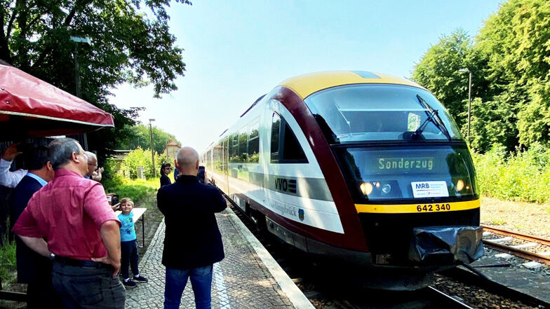 Auf ihrer ersten Fahrt in den diesjährigen Sommerferien in Sachsen wurde die Seenlandbahn auf dem Bahnhof Straßgräbchen-Bernsdorf bereits erwartet.