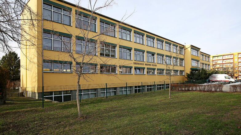 Die Gröditzer Oberschule ist ein typischer DDR-Schulbau und hat ihre besten Jahre schon hinter sich.