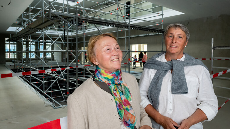 Die Schwestern Regina Schröder (l.) und Marlies Schneider waren von der Sanierung des Bautzener Bahnhofs begeistert, als sie das Gebäude zum Tag des offenen Denkmals besichtigten.