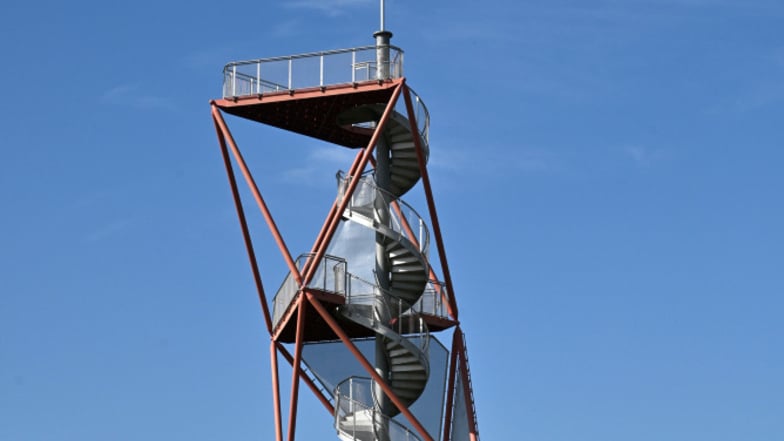 Turm mit Wendeltreppe und drei Ebenen – es dürfte die wohl schlankeste Aussichtsturm-Konstruktion im Lausitzer Seenland sein.