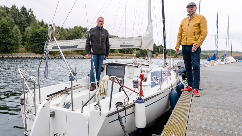 Die Segler Detlef Richter (li.), auf seinem Segelboot, und Uwe Simon am Hafen des Berzdorfer Sees. Sie können sich eine ausschließliche Zulassung von Booten mit E-Motoren nicht vorstellen. Die Sicherheit der Segler sei dann nicht mehr gewährleistet.