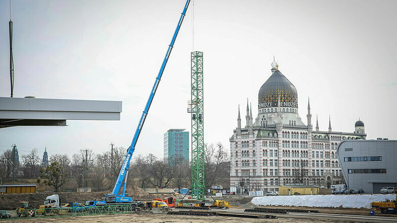 Der 47 Meter hohe Kran im Heinz-Steyer-Stadion wächst am Montag in die Höhe.