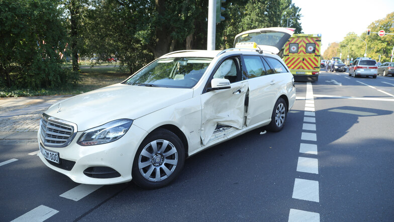 An dem Unfall war auch ein Mercedes-Taxi beteiligt.