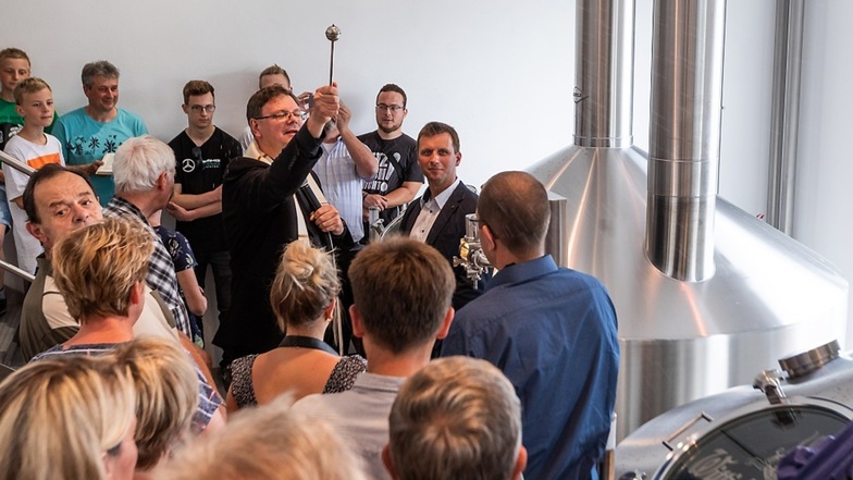 Nach den feierlichen Worten zur Einweihung der neuen Brauereitechnik weihte Pfarrer Roland Elsner das neue Sudhaus. Rechts neben ihm Brauerei-Geschäftsführer Stefan Glaab.