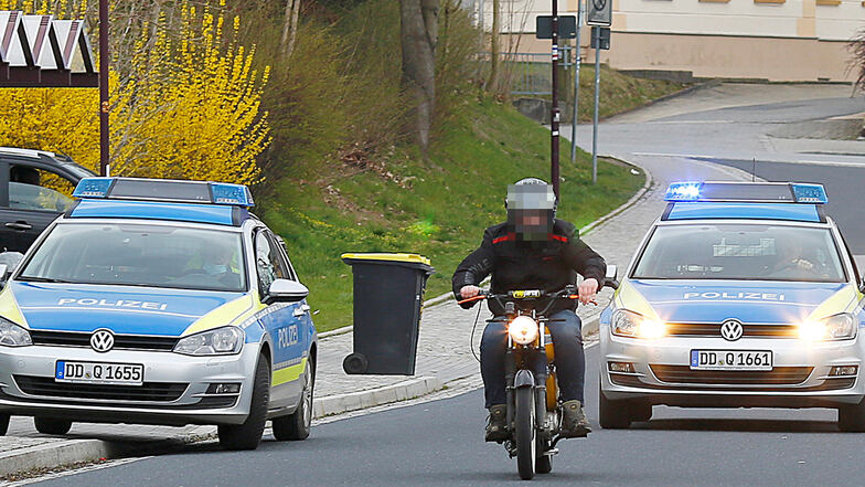 In Pulsnitz wollten Polizisten einen Moped-Fahrer ohne Kennzeichen anhalten. Doch dieser gab Gas und floh.