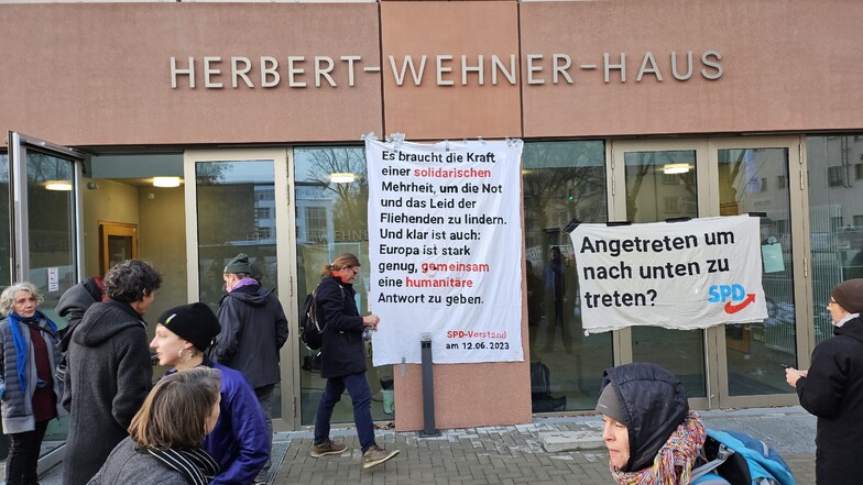 Vor dem Herbert-Wehner-Haus haben Demonstranten Transparente aufgehängt und warten auf einen Mandatsträger.