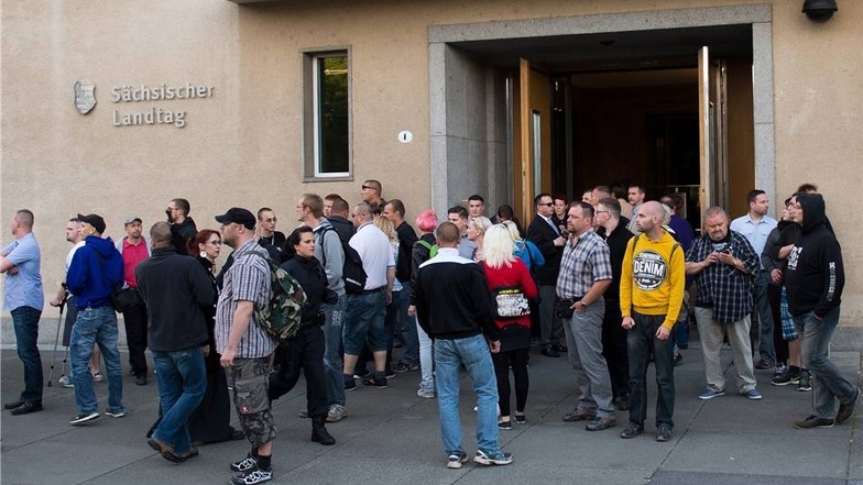 Nach der Kundgebung waren etwa 40 Mitglieder und Anhänger der NPD vor Gegendemonstranten in den Landtag geflüchtet.