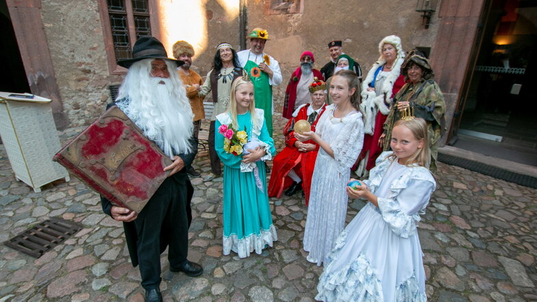 Bei der ersten Kostümprobe auf der Burg Kriebstein hat das Ensemble des Miskus gemeinsam mit den drei Schülerinnen für das Märchenstück geübt. In die Prinzessinnenkostüme schlüpfen (v.r.) Marta Thümer, Lilli Schreiber und Lieselotte Hüter.