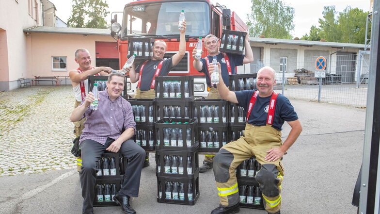 Als Dankeschön für den jüngsten Löscheinsatz hat der Roßweiner Matthias Liebscher (vorn links) den Feuerwehrleuten aus Roßwein spritziges Wasser zum Durstlöschen vorbeigebracht. Eine schöne Geste, finden die Kameraden.