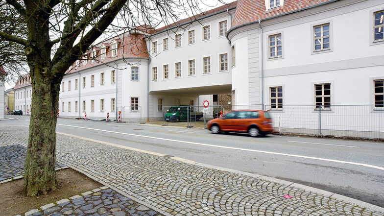 Die Gebäudeteile der Zinzendorfschulen ruhen auf Bohrpfählen im Untergrund. Bei deren Bau ist etwas schiefgegangen.